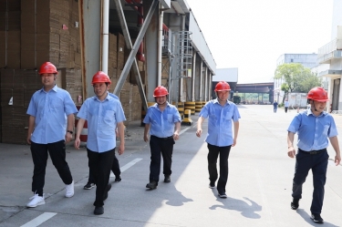 送清涼、致敬意！公司董事長朱在龍帶隊(duì)慰問一線勞動者